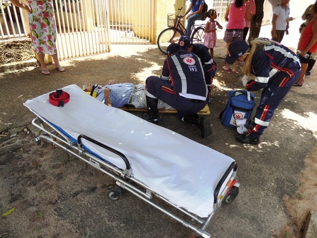Idoso fica ferido em colisão de moto contra carro, no bairro Interlagos