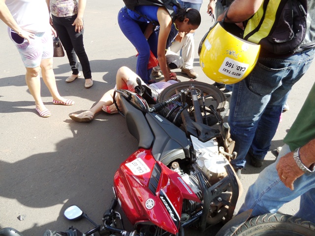 Passageira de moto-táxi fica ferida em acidente no centro de Três Lagoas