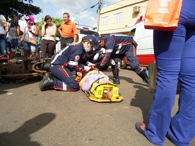 Passageira de moto-táxi fica ferida em acidente no centro de Três Lagoas
