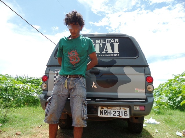 Homem armado assalta caminhão de refrigerantes