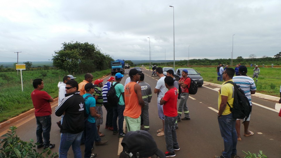 Trabalhadores protestam em frente ao canteiro da UFN3 e interditam BR-158