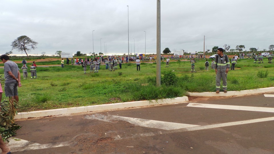 Trabalhadores protestam em frente ao canteiro da UFN3 e interditam BR-158