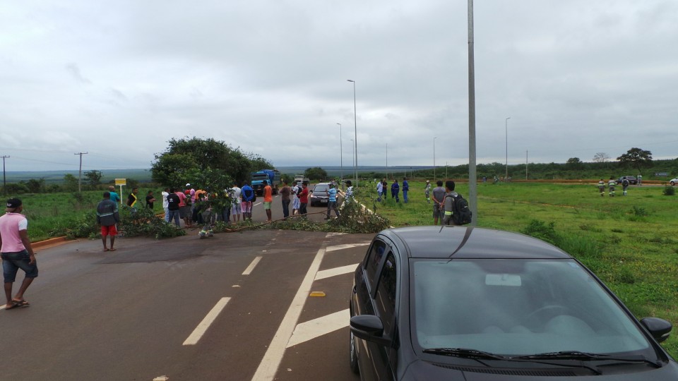 Trabalhadores protestam em frente ao canteiro da UFN3 e interditam BR-158