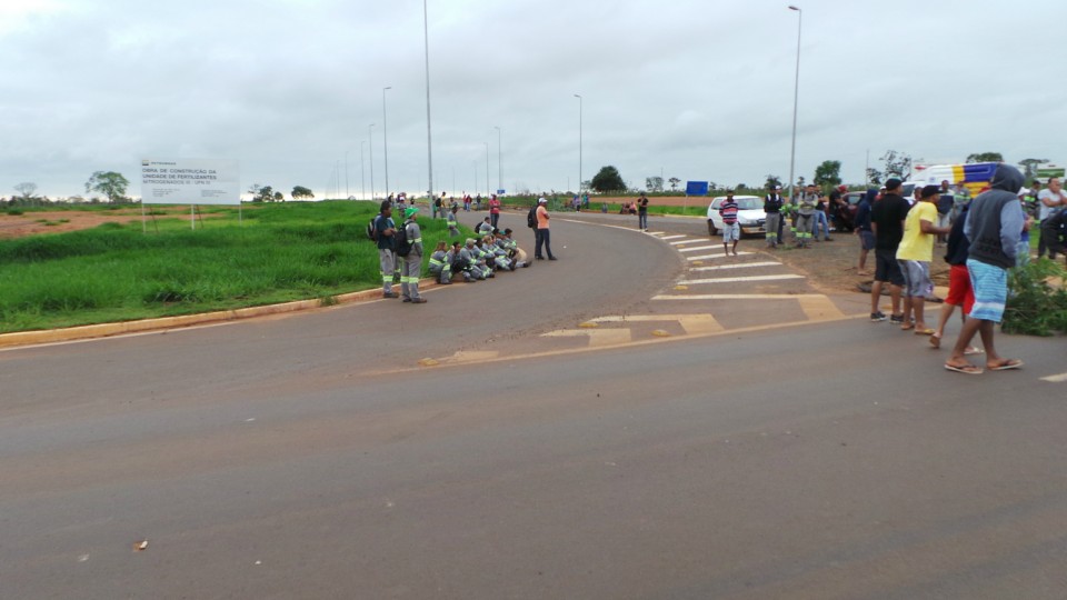 Trabalhadores protestam em frente ao canteiro da UFN3 e interditam BR-158