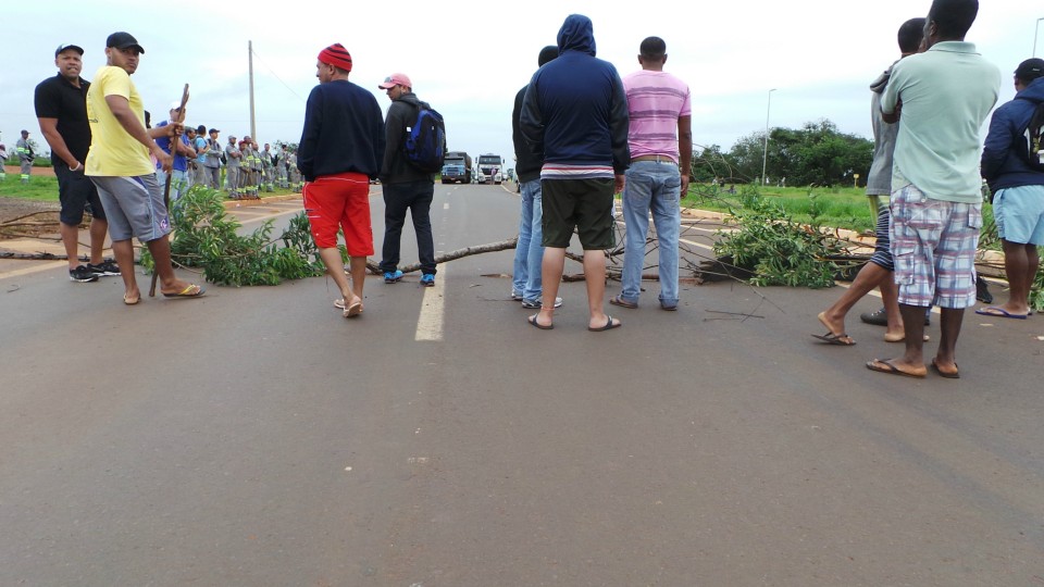 Trabalhadores protestam em frente ao canteiro da UFN3 e interditam BR-158