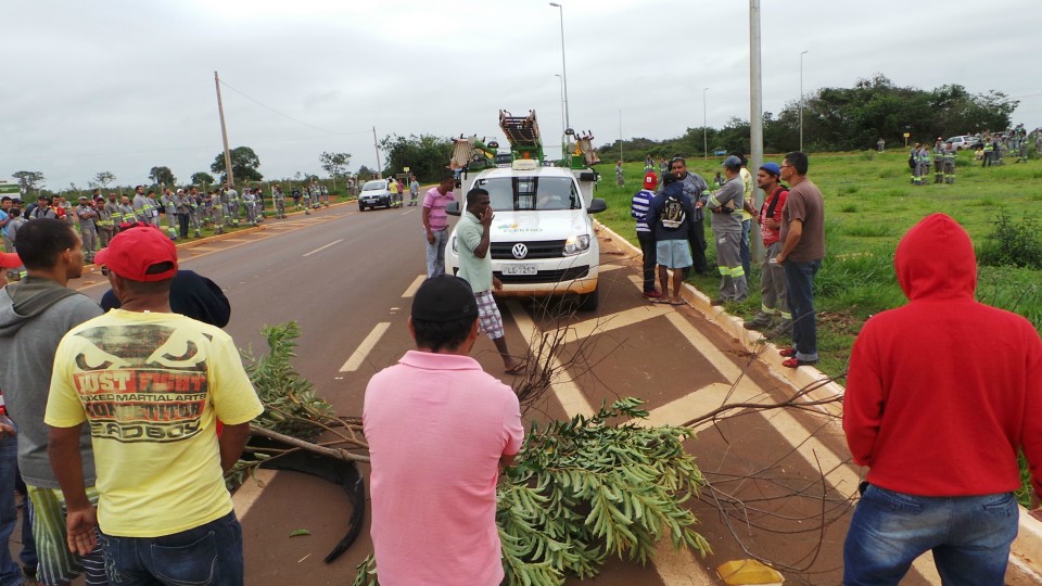 Trabalhadores protestam em frente ao canteiro da UFN3 e interditam BR-158