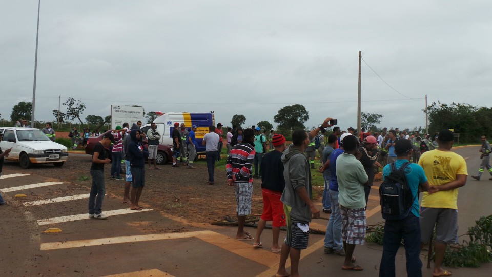 Trabalhadores protestam em frente ao canteiro da UFN3 e interditam BR-158