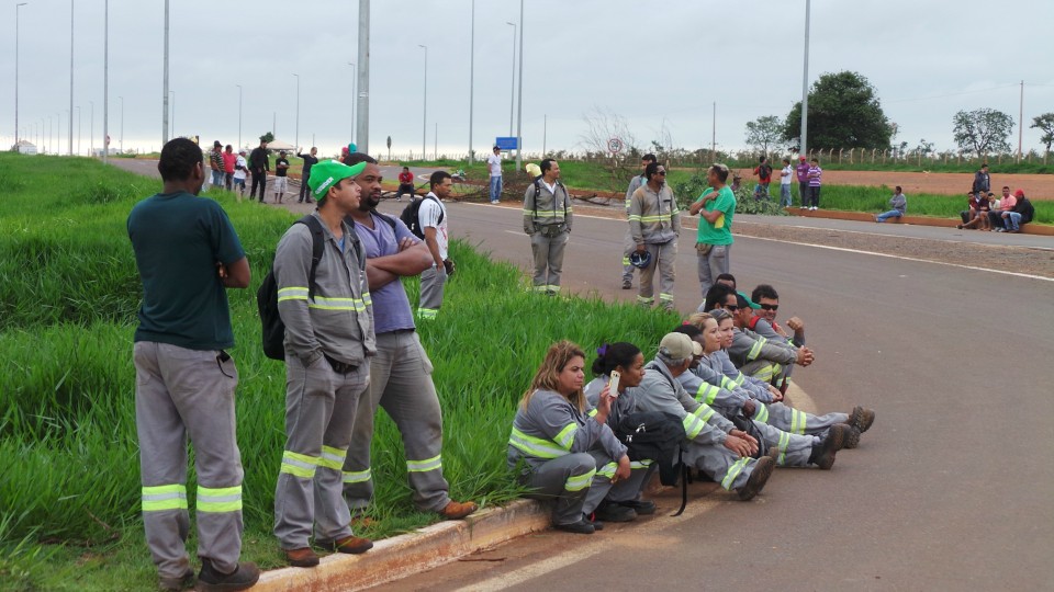 Trabalhadores protestam em frente ao canteiro da UFN3 e interditam BR-158