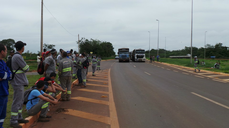 Trabalhadores protestam em frente ao canteiro da UFN3 e interditam BR-158