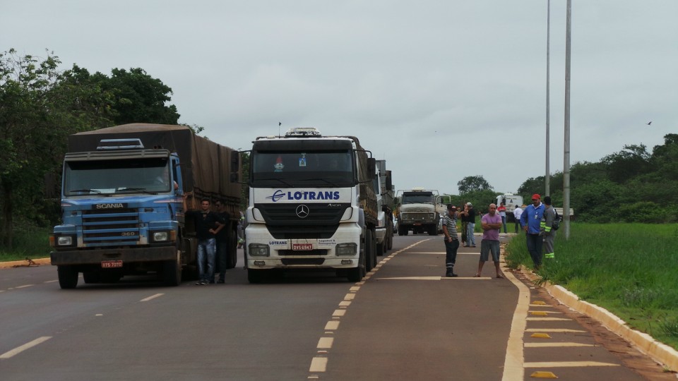 Trabalhadores protestam em frente ao canteiro da UFN3 e interditam BR-158