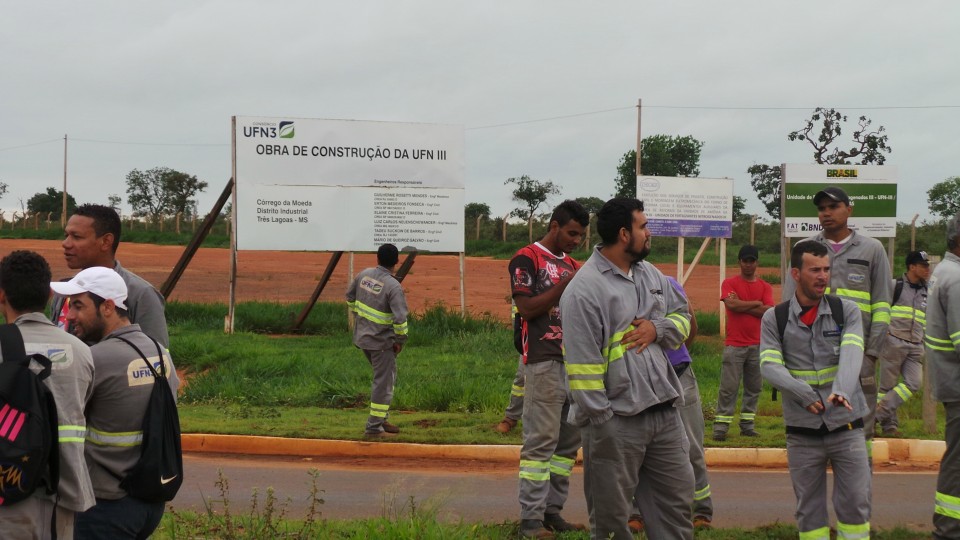 Trabalhadores protestam em frente ao canteiro da UFN3 e interditam BR-158