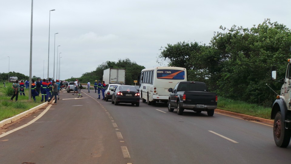 Trabalhadores protestam em frente ao canteiro da UFN3 e interditam BR-158