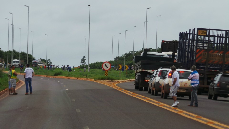 Trabalhadores protestam em frente ao canteiro da UFN3 e interditam BR-158