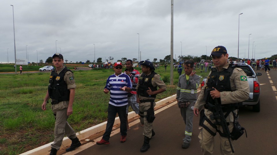 Trabalhadores protestam em frente ao canteiro da UFN3 e interditam BR-158