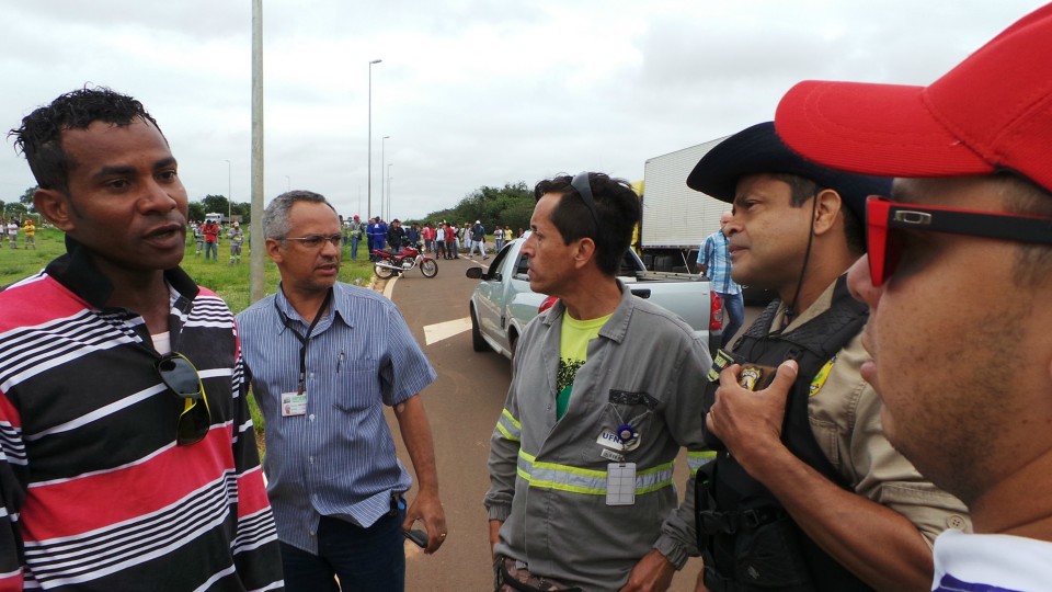 Trabalhadores protestam em frente ao canteiro da UFN3 e interditam BR-158