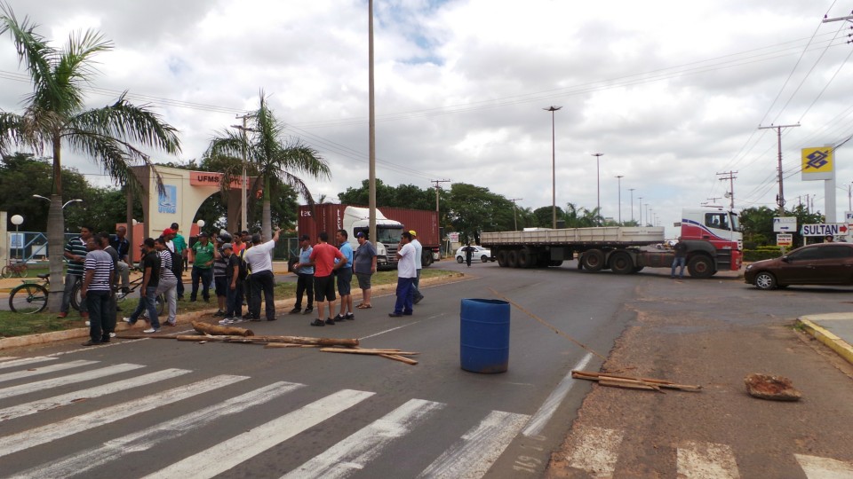 Sem receber rescisões trabalhadores fecham duas importantes rodovias de Três Lagoas