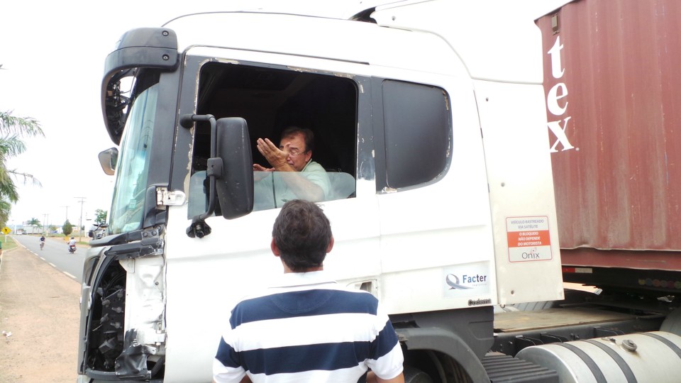 Sem receber rescisões trabalhadores fecham duas importantes rodovias de Três Lagoas