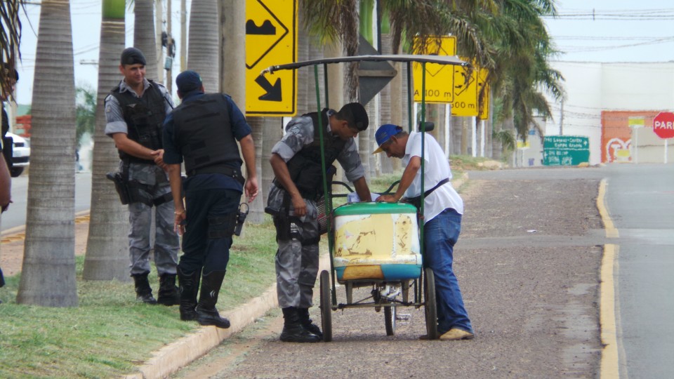 Sem receber rescisões trabalhadores fecham duas importantes rodovias de Três Lagoas