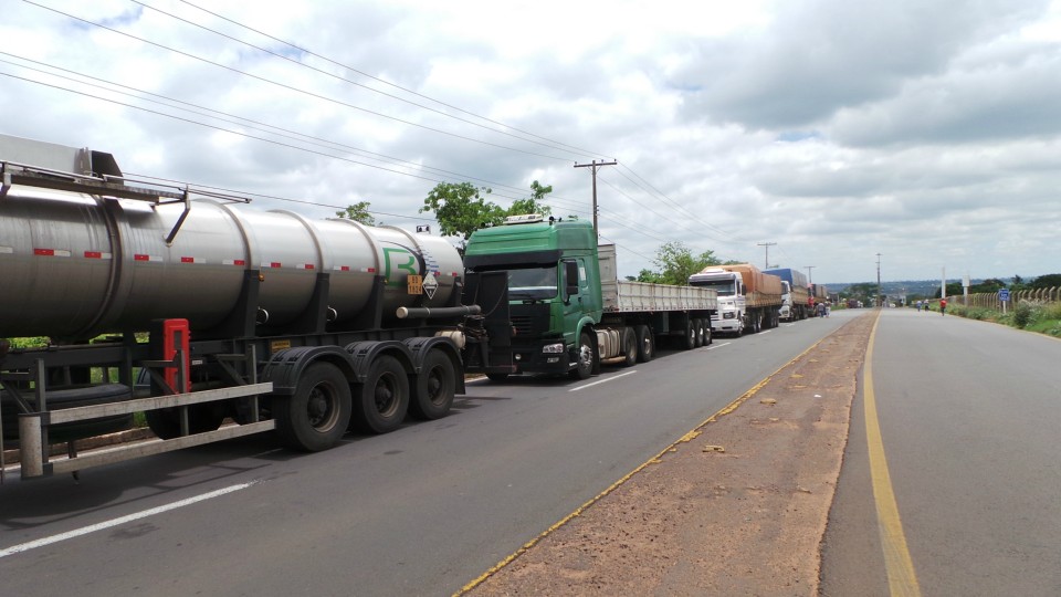 Sem receber rescisões trabalhadores fecham duas importantes rodovias de Três Lagoas