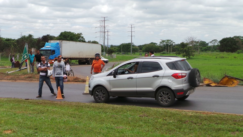 Sem receber rescisões trabalhadores fecham duas importantes rodovias de Três Lagoas