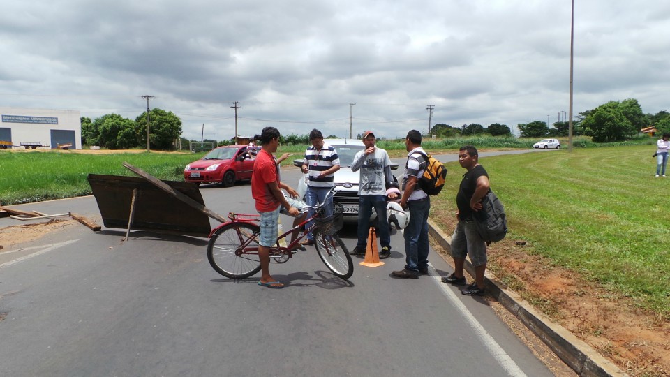 Sem receber rescisões trabalhadores fecham duas importantes rodovias de Três Lagoas