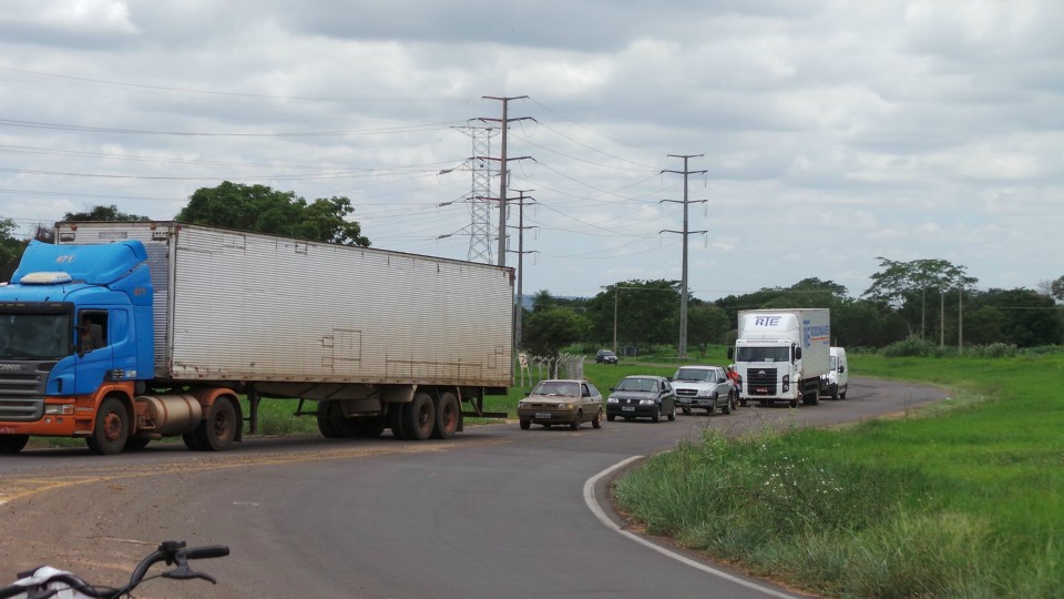 Sem receber rescisões trabalhadores fecham duas importantes rodovias de Três Lagoas