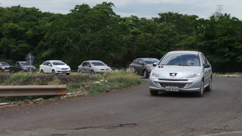 Sem receber rescisões trabalhadores fecham duas importantes rodovias de Três Lagoas