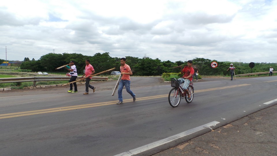 Sem receber rescisões trabalhadores fecham duas importantes rodovias de Três Lagoas