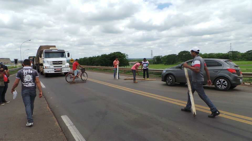 Sem receber rescisões trabalhadores fecham duas importantes rodovias de Três Lagoas