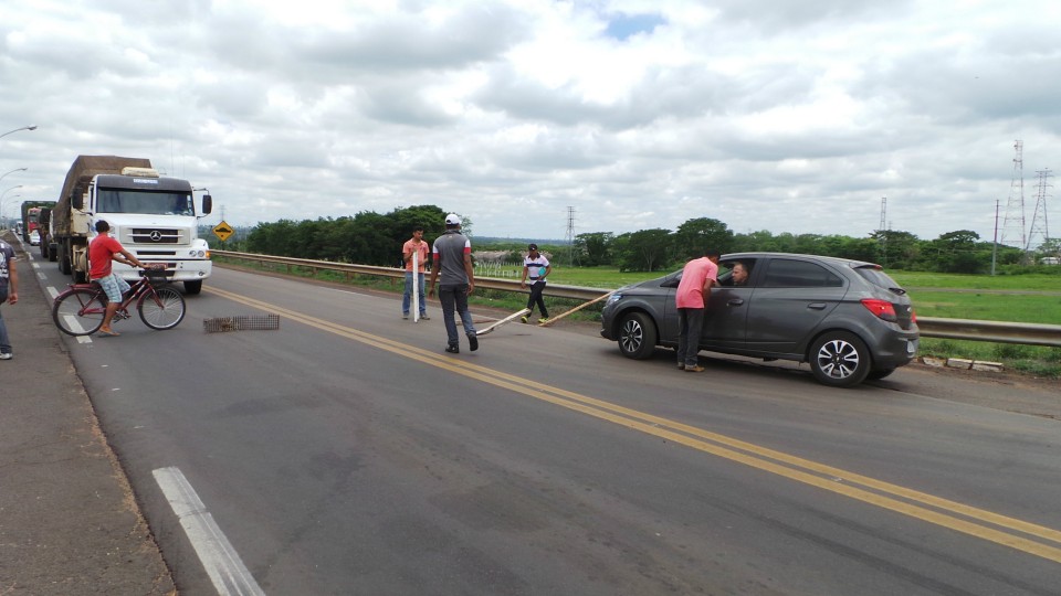 Sem receber rescisões trabalhadores fecham duas importantes rodovias de Três Lagoas