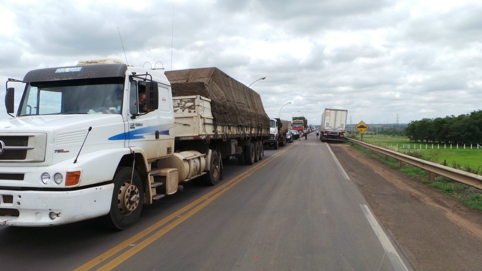 Sem receber rescisões trabalhadores fecham duas importantes rodovias de Três Lagoas