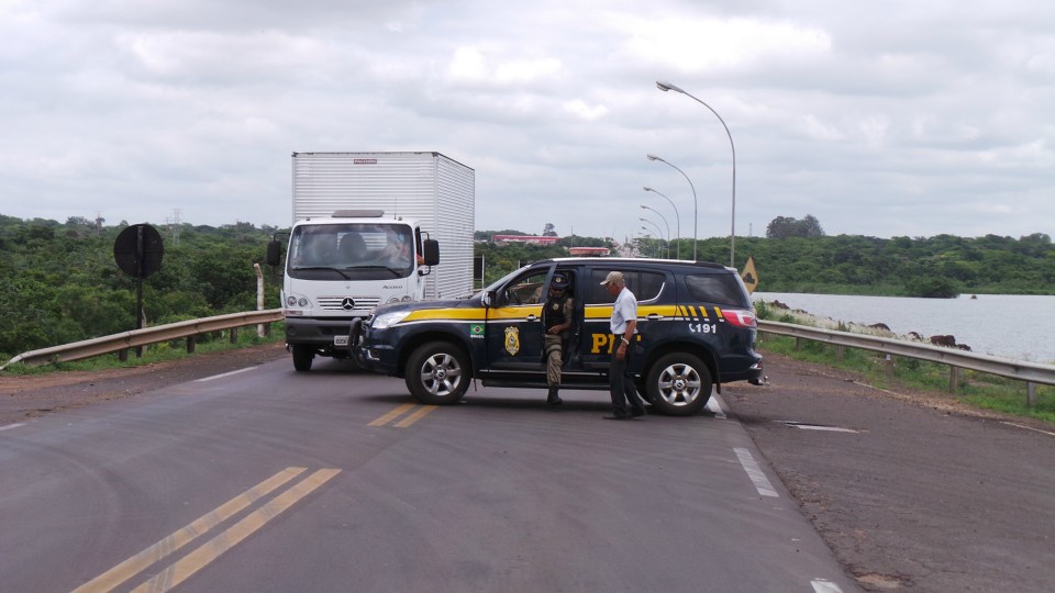 Sem receber rescisões trabalhadores fecham duas importantes rodovias de Três Lagoas