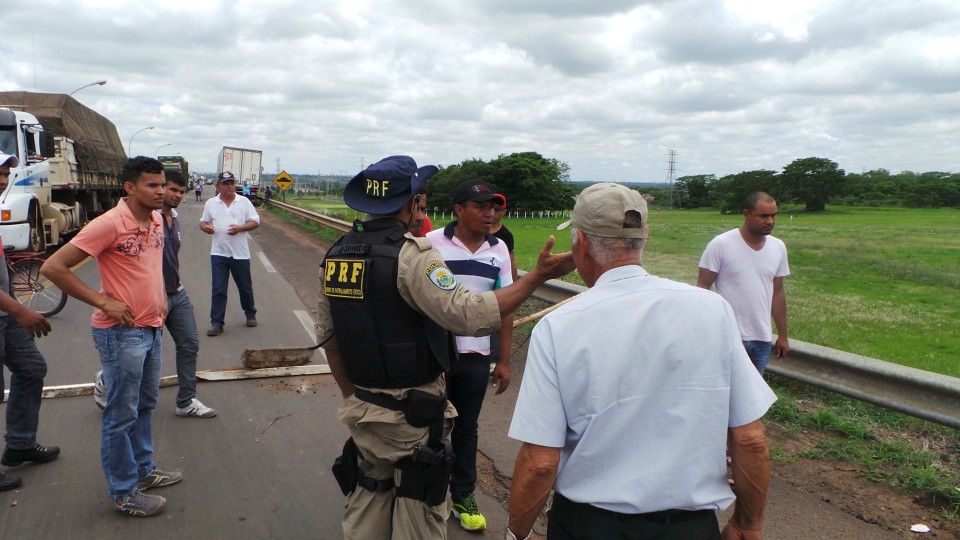 Sem receber rescisões trabalhadores fecham duas importantes rodovias de Três Lagoas