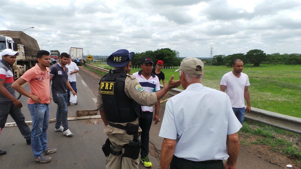 Sem receber rescisões trabalhadores fecham duas importantes rodovias de Três Lagoas