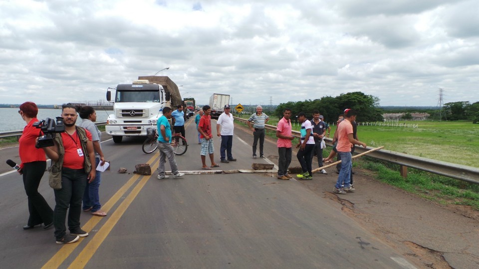 Sem receber rescisões trabalhadores fecham duas importantes rodovias de Três Lagoas