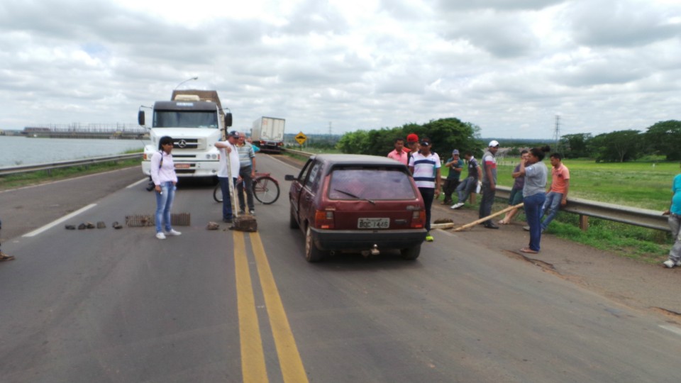 Sem receber rescisões trabalhadores fecham duas importantes rodovias de Três Lagoas