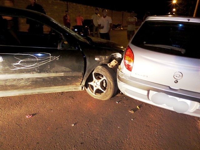 Motorista embriagado causa “efeito dominó” em colisão em frente à casa noturna