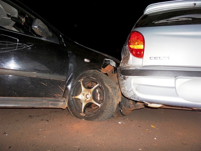 Motorista embriagado causa “efeito dominó” em colisão em frente à casa noturna