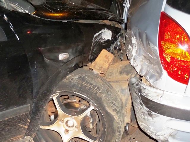 Motorista embriagado causa “efeito dominó” em colisão em frente à casa noturna