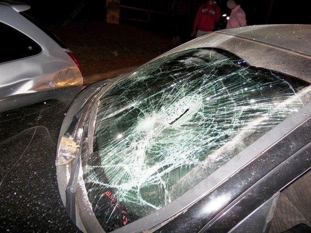 Motorista embriagado causa “efeito dominó” em colisão em frente à casa noturna