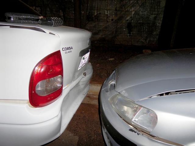 Motorista embriagado causa “efeito dominó” em colisão em frente à casa noturna