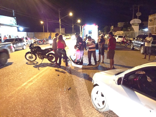 Colisão entre carro e moto deixa piloto ferido