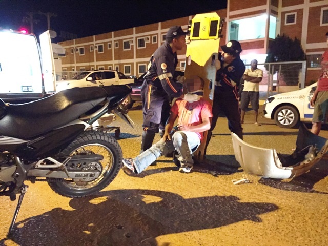 Colisão entre carro e moto deixa piloto ferido