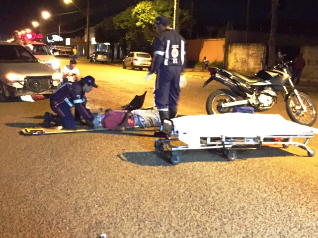 Colisão entre carro e moto deixa piloto ferido