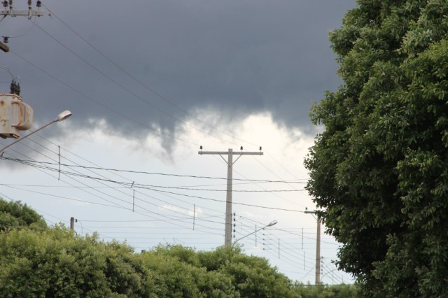 AGORA: céu parcialmente encoberto por nuvens cinzentas em Três Lagoas