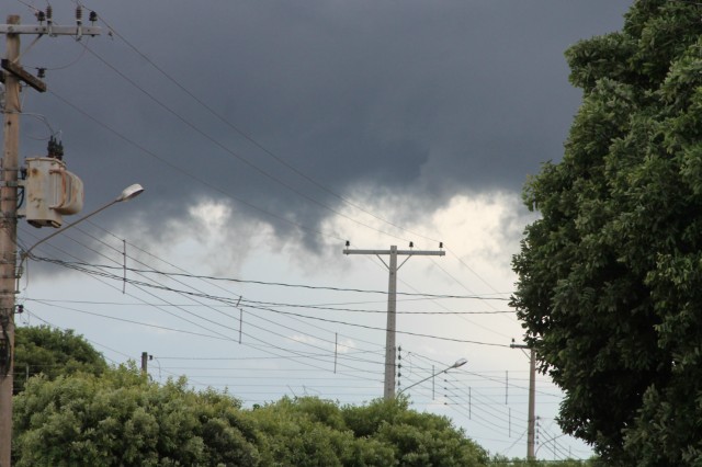 AGORA: céu parcialmente encoberto por nuvens cinzentas em Três Lagoas