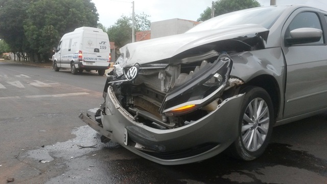 Acidente no bairro Santa Rita deixa carros danificados