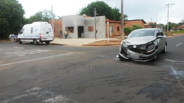 Acidente no bairro Santa Rita deixa carros danificados