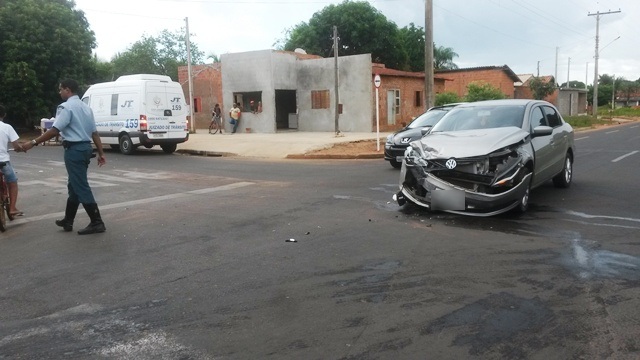 Acidente no bairro Santa Rita deixa carros danificados