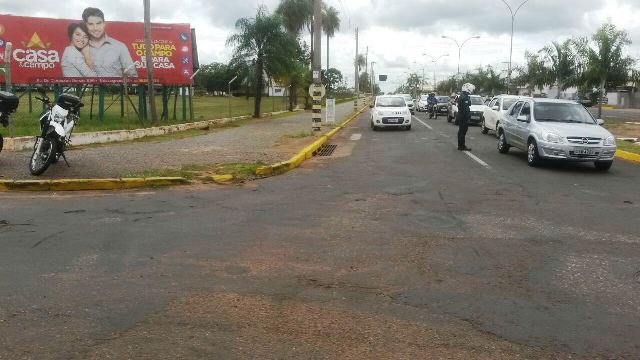 Acidente na Avenida Capitão Olinto Mancini deixa motociclista ferido